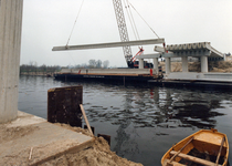 847277 Afbeelding van het plaatsen van de liggers voor de Drie Sluizenbrug over de Eem in de S04 (Radiumweg, de ...